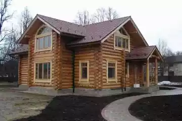 Двухэтажный бревенчатый дом