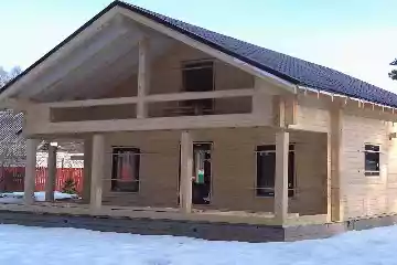 Дом из бруса с балконом