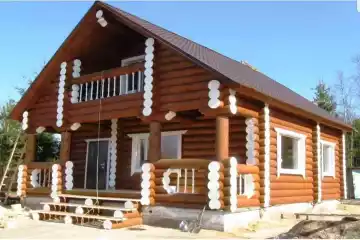 Дом из бревна с балконом